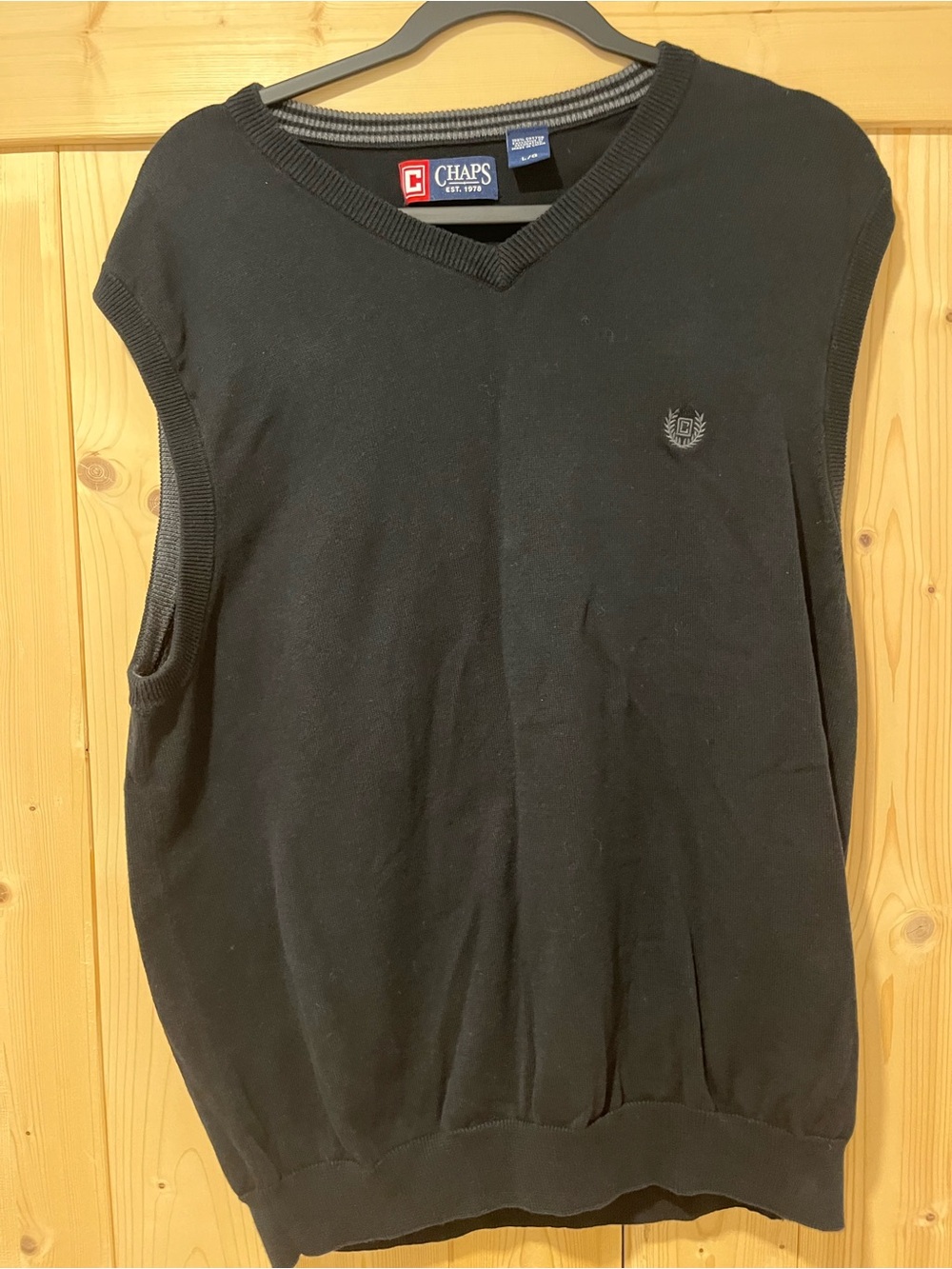 Chaps Black V-Neck Sweater Vest with Crest Large. ⛳️